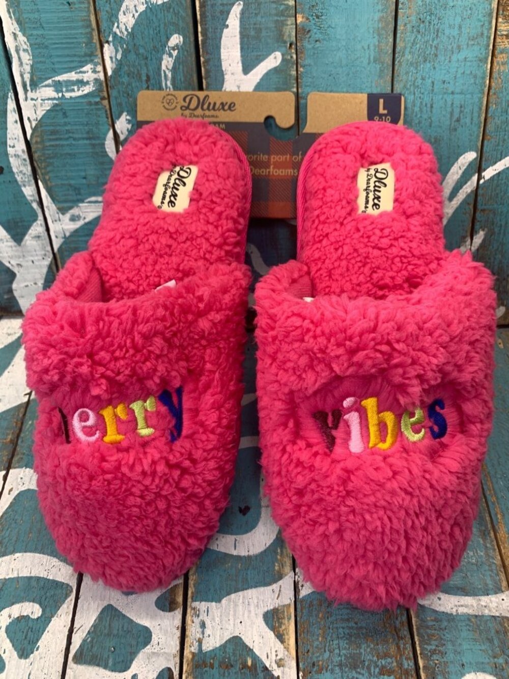 NEW Dluxe by Dearfoams "Merry Vibes" pink plush Slides/Slippers Woman Large 9-10